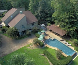 The White Elephant Inn Getaway with Pool and Hot Tub!