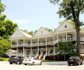 Acorn Hill Lodge and Spa