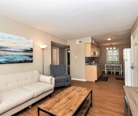 Beach Cottage Breeze Suite (2 bed/1 bath condo 1 block from beach)