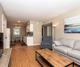 Beach Cottage Coral Suite (2 bd/1 bth condo 1 block from beach)