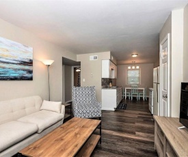 Beach Cottage Sand Suite (2 bd/1 bth condo 1 block from beach)