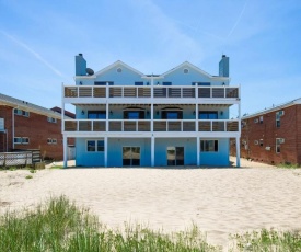 Dune House Coastal Getaway (Beach Front Carriage House Sleeps 10)