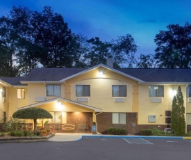 Super 8 by Wyndham Radford VA