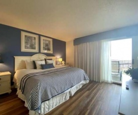 Gorgeous Lake View Deluxe Condo @ The Shores