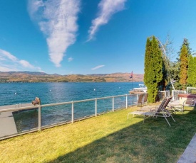 Accent Lakefront Villa