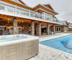 River's Lodge with pool