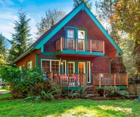 New! Riverfront Cabin near Hiking and Stevens Pass