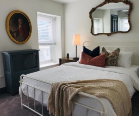 Modern Parisian Apartment in the Heart of Manayunk