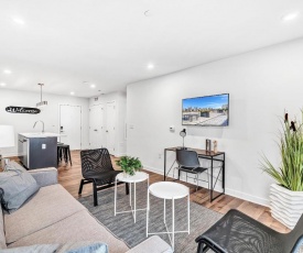 New Listing Gorgeous Suite with Rooftop Patio Elevator Gym Coffee Wifi