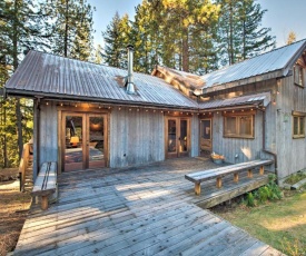 Cabin with Hot Tub - 14 Miles to Leavenworth!