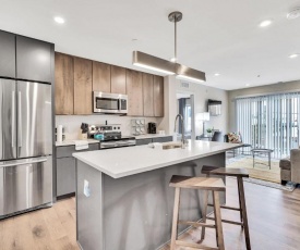 New Listing Grad Pointe Rooftop Patio Rec Room Gym Coffee