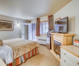 Icicle Village Resort 402: Juniper Studio