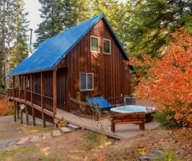 Lovely Leavenworth Cabin with Hot Tub-Ideally Located