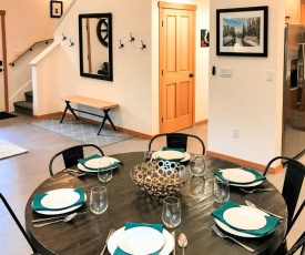 Modern Leavenworth Cabin with Hot Tub, Games and More!