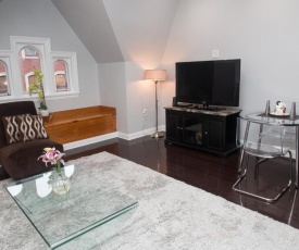 NEWLY RENOVATED RITTENHOUSE BROWNSTONE 1BR DESIGNER FURNITURE!