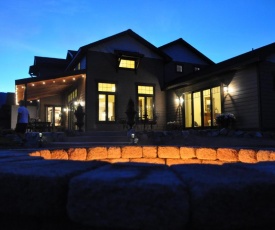 Lake's Edge Tuscan Lodge