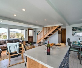 Coastal Retreat Deck, Ocean Views and Walk to Beach