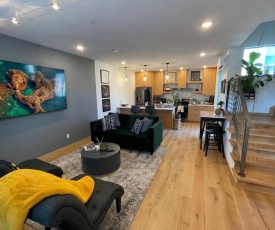 Cheerful new modern townhome close to downtown