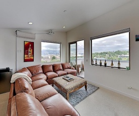 Chic West Seattle Townhome with Private Rooftop Deck townhouse