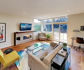 Upscale Eastlake Gem with Fireplace & Rooftop Deck townhouse