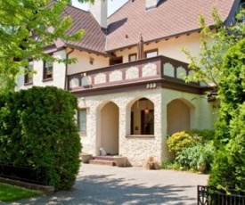 Bacon Mansion Bed and Breakfast