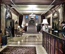 MarQueen Hotel