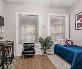UPenn Stylish Studio Apt, University City by A.C.T.