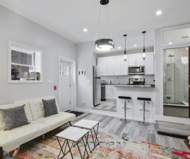 Bright, Modern Corner Unit -- Walk to Kimmel Center