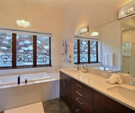 Pahtos Retreat Luxe White Salmon Home with Hot Tub