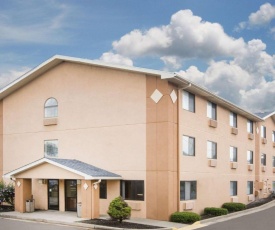 Super 8 by Wyndham Beckley