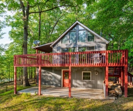 Chalet Cabin w Huge Deck, Fire Pit, & Jacuzzi Tub!