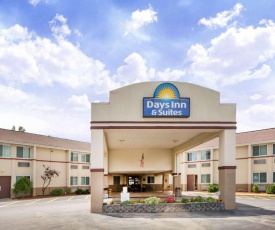 Days Inn & Suites by Wyndham Bridgeport - Clarksburg