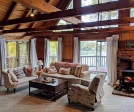 Cozy Cabin Hidden Away on a Lake!