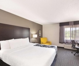 La Quinta by Wyndham Milwaukee Delafield