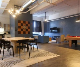 3E *New* Huge! Spacious 3 Bedroom in Oakland that sleeps 12!
