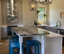 3E-Newly Renovated Townhouse, Sleeps 14
