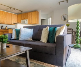 Classic 1BR Apt Walk to Everything