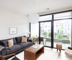 Flexhome East Side 1BR E1 - Brady St Balcony Lounge