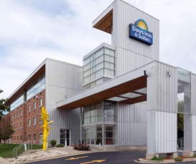 Days Inn & Suites by Wyndham Milwaukee