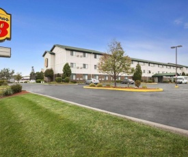 Super 8 by Wyndham Milwaukee Airport