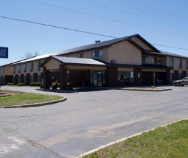 AmeriVu Inn and Suites Shawano WI