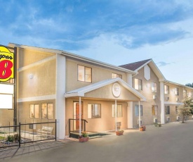 Super 8 by Wyndham Riverton