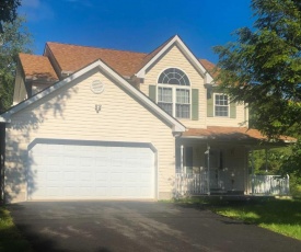 Colonial House in Quiet Area Near Camelback Resort