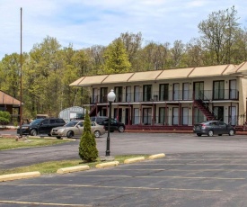 Econo Lodge Inn & Suites Pocono near Lake Harmony