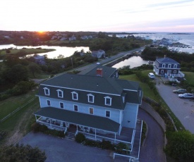 Payne's Harbor View Inn