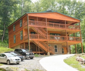 BRAND NEW CABIN-NATURE'S HAVEN LODGE 7 Bedrooms, 9 Baths, Pool Available, Amazing Mountain View, 3 Minutes from Downtown, Sleeps 26
