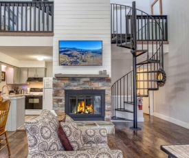Gatlinburg Townhome with Mountain Views and Pool Access