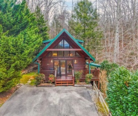 Hugs N Kisses Pool Table Hot Tub Pool Table Community Pool Close to Downtown Gatlinburg