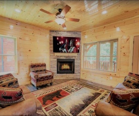 Luxury 5/5.5 Cabin: Theater + Game Room!