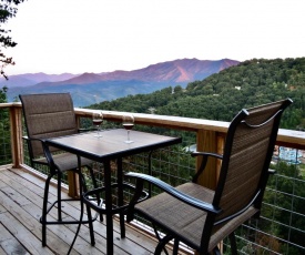 Mountain Views! Cozy renovated chalet close to National Park and skiing!